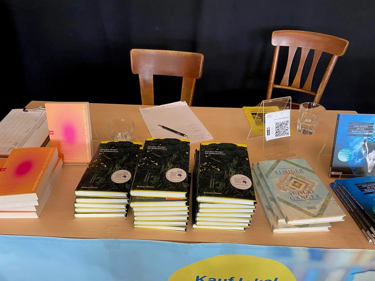 Der Büchertisch mit verschiedenen Büchern von Elmiger.